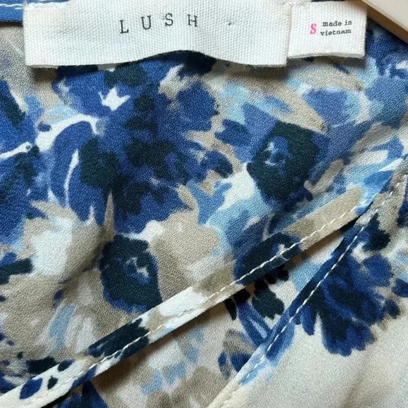Lush Blue and white Floral Flowy Blouse Size Small - Picture 3 of 6